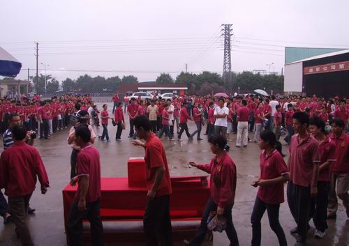 將軍企業(yè)，雨中為四川地震災區(qū)捐款
(圖7)