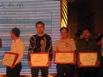 2011年度中國優(yōu)秀陶瓷經(jīng)銷商頒獎典禮，大將軍載譽(yù)而歸！
(圖8)