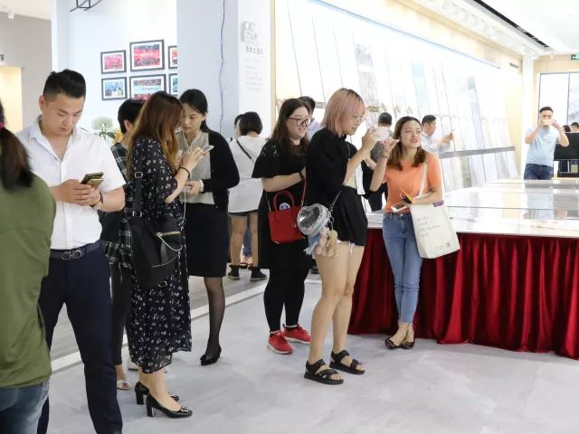 設(shè)想未來丨將軍企業(yè)2018新品發(fā)布會(huì)暨《夢(mèng)想的空間》中國(guó)年度室內(nèi)設(shè)計(jì)競(jìng)賽沙龍發(fā)布會(huì)圓滿召開！
(圖13)