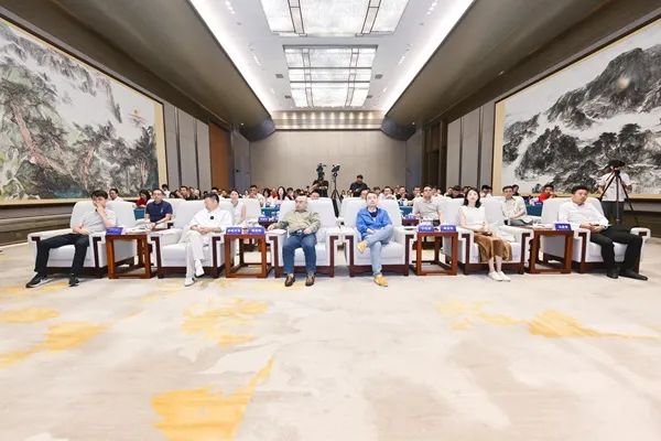 品牌標(biāo)桿，綻耀不凡 ！恭喜大將軍瓷磚榮膺 “陶瓷一線品牌”、 “瓷磚十大品牌”兩大獎項(xiàng)(圖2)